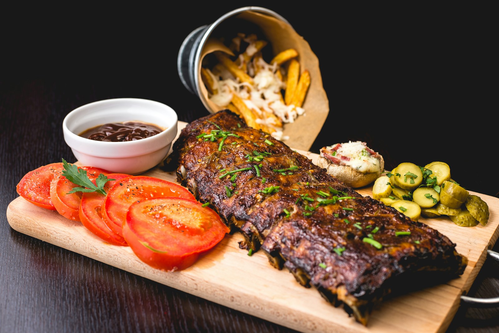 Carne a la parrilla servida en una tabla, imagen ilustrativa